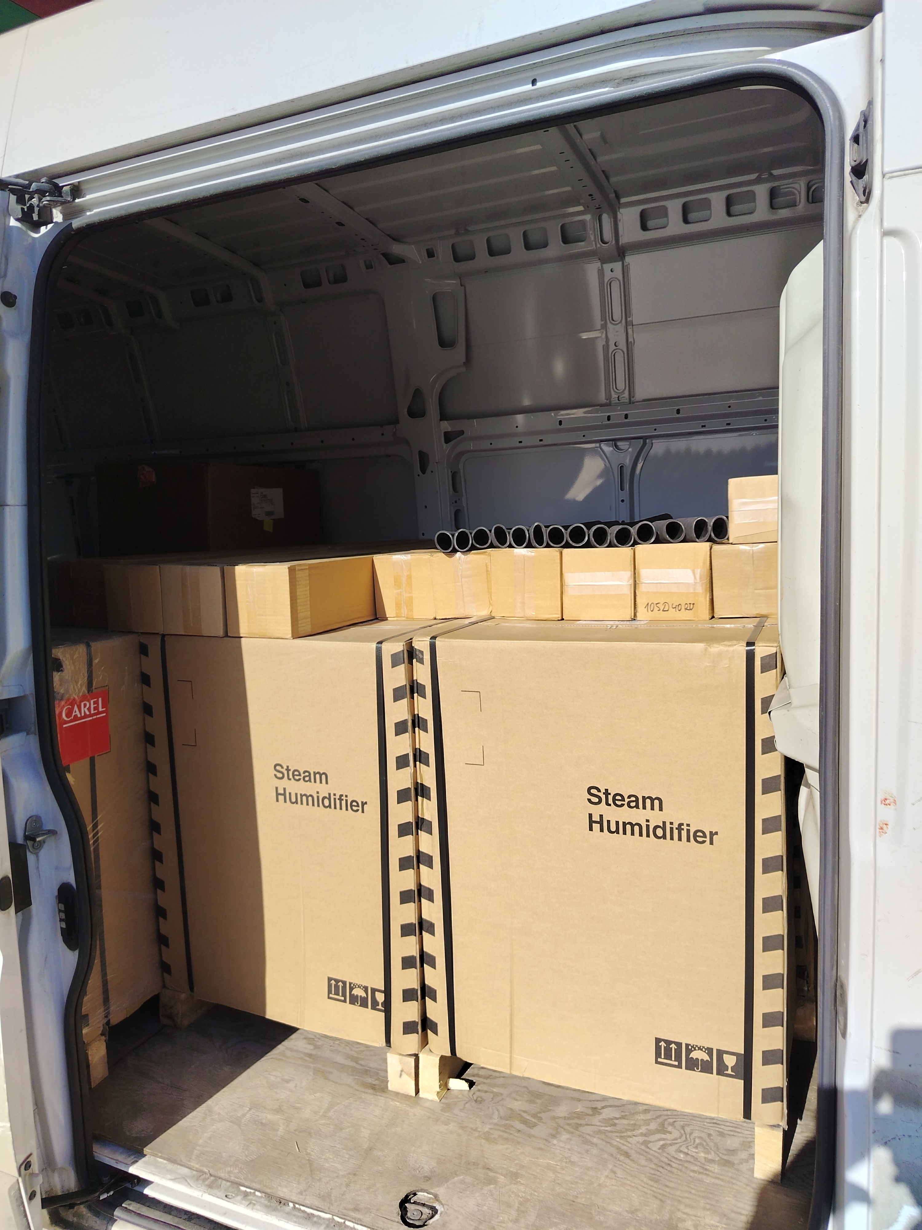 Отгрузка товара для доставки клиенту в Санкт-Петербурге.