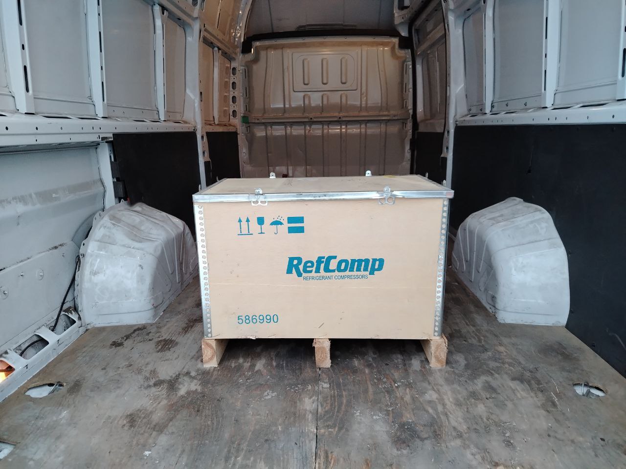 Отгрузка оборудования для доставки клиенту из Санкт-Петербурга