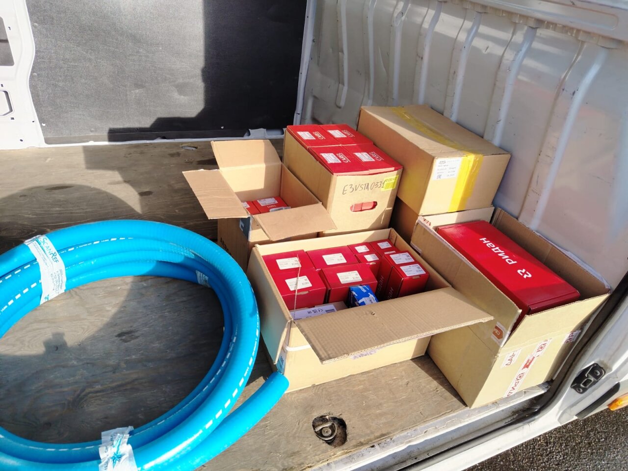 Отгрузка оборудования для доставки клиенту из Санкт-Петербурга