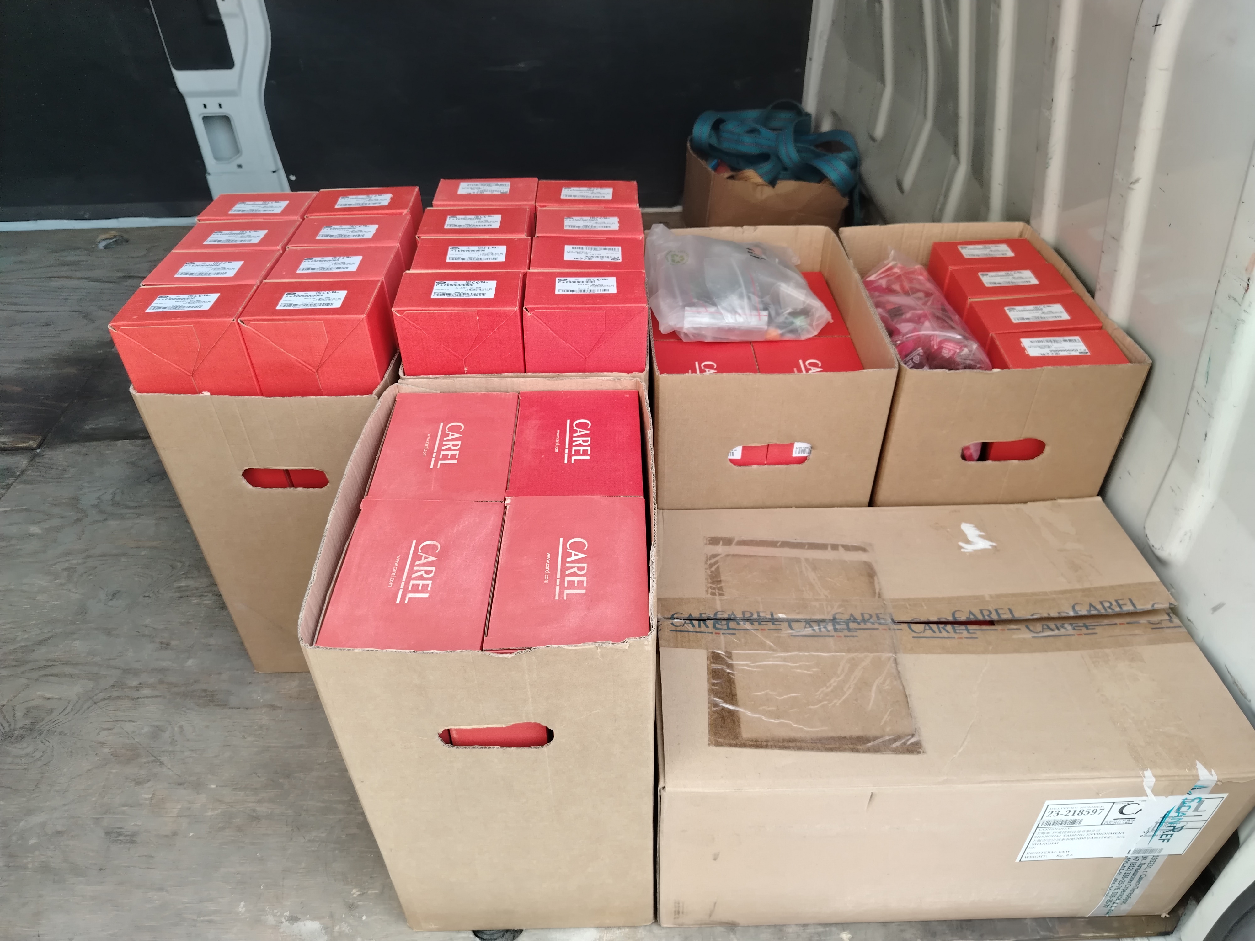 Отгрузка оборудования для доставки клиенту из Санкт-Петербурга