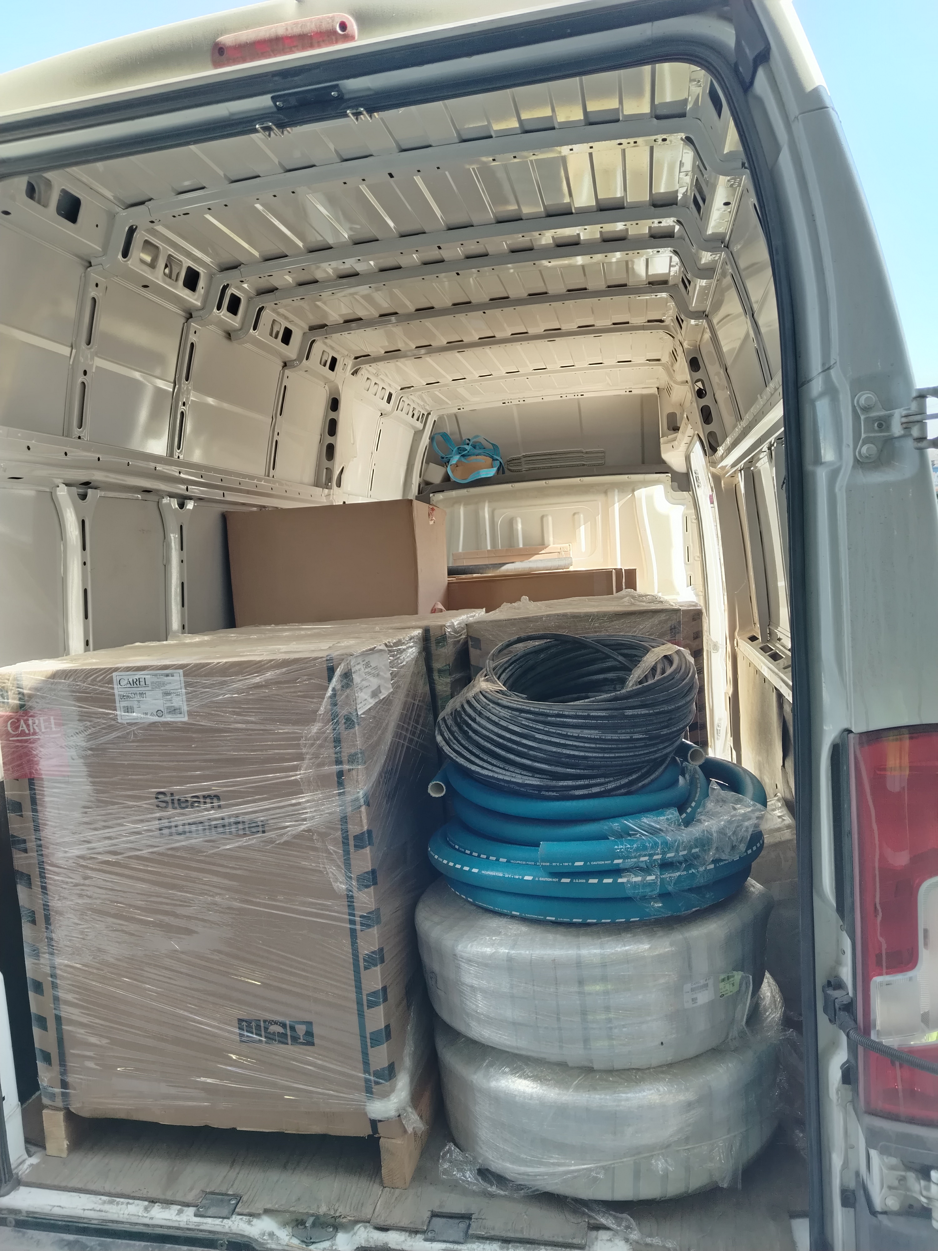 Отгрузка товара для доставки клиенту в Санкт-Петербурге.